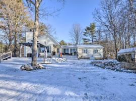 New Hampshire Home with Private Beach, Dock and Rafts!、Barnsteadのホテル
