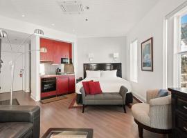 Independence Square Unit 303, Corner Studio with Premier Finishes, Downtown Location, מלון באספן