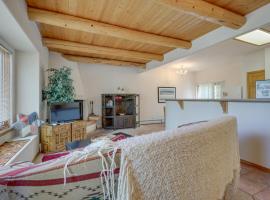 Cozy Amalia Cabin about 3 Mi to Endless Blue Resort, מלון בAmalia