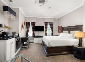 Independence Square 302, Top Floor Stylish Hotel Room with Wet Bar, A/C, in Downtown Aspen, hotel i Aspen