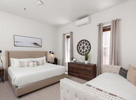 Independence Square 211, Chic Hotel Room with Mountain Views, A/C, & Rooftop Hot Tub, ξενοδοχείο στο Άσπεν