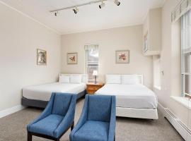 Independence Square 213, Spacious Hotel Room with 2 Queen Beds, Wet Bar, and Sitting Area, hotel Aspenben