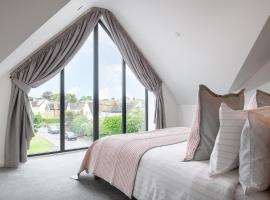Spacious and modern family apartment, central and within walking distance to local amenities, hotell sihtkohas Abergele