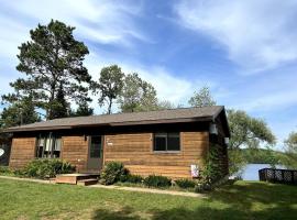 Cozy Cabin on Rangeline Lake, villa sa Three Lakes