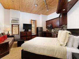 Independence Square 210, Beautiful Studio with Kitchenette, Great Location in Downtown Aspen, hotel in Aspen