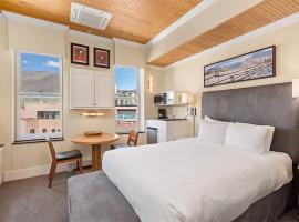 Independence Square 305, Remodeled, 3rd Floor Hotel Room in Aspen's Best Location: Aspen'de bir otel