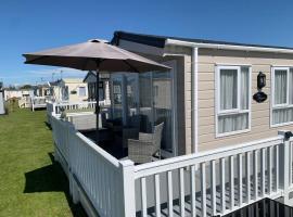 6 berth luxury caravan, Lyons Winkups Holiday Park, luxury hotel in Kinmel Bay