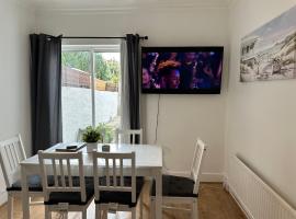 Beautiful 4 bedroom house in Enfield, holiday home in Enfield Lock