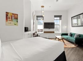 Independence Square 202, Hotel Room Over-looking the Mall and Aspen Mountain, hotel cerca de Aeropuerto de Aspen-Pitkin County - ASE, Aspen