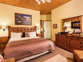 Independence Square Unit 309, Downtown Hotel Room with A/C in Aspen, Wet Bar & More, hotell sihtkohas Aspen