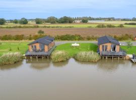 Lakeside Fishing Cabins, holiday home in Boston