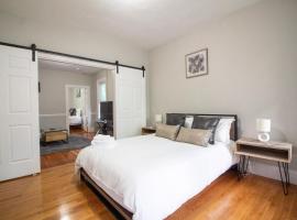 2 bedroom condo close to Boston and Cambridge with free parkings, condo in Boston