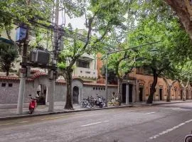 Shanghai Garden Historical loft Apartment with courtyard and citywalk- Near Downtown Wukang Road