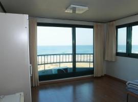 Mangsang Beach Pension, hotell sihtkohas Gangneung