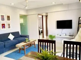 Westside 2 BHK Condo with Balcony at Chaple Road Bandra West by Connekt Homes、ムンバイのコンドミニアム
