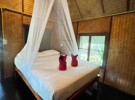 Khaosok Bamboo Huts Resort, отель в городе Кхао Сок