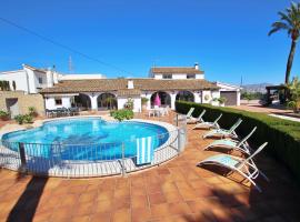 Finca San Jaime - holiday home with stunning views and private pool in Benissa, hotel con estacionamiento en Benissa