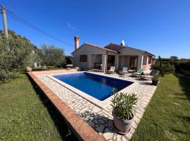 Villa Mirela with a comfortable garden and pool، كوخ في Grandići