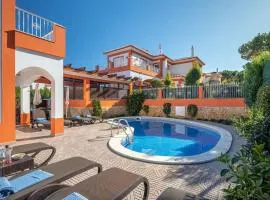 7+1 BEDROOM PRIVATE VILLA, HEATED POOL, GAMES, BBQ