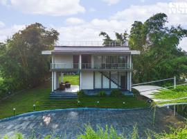 StayVista's Eden Bloom - Pet-Friendly Villa with Pool, Terrace & Lawn with Gazebo, cottage in Jabalpur