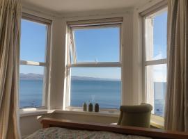 Bay View, Sleeps 18, 7 Bedrooms, 7 Bathrooms, Seafront, Criccieth, hotelli kohteessa Criccieth