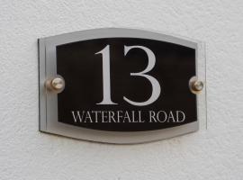 Waterfall Cottage, hotel u gradu Carnlough