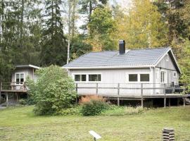 house 20min from sthlm c, 250meters to lake: Stockholm'de bir tatil evi