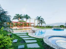 CR MARIPOSA RENTALS Comfortable penthouse, AC, pool, gym, tennis, hotel con estacionamiento en Santa Ana