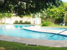1br, 24hr security - City Charm with Poolside Peace, lejlighed i Port-of-Spain