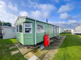 Homely Dog Friendly Caravan At California Cliffs Holiday Park, Ref 50024j, glamping site in Great Yarmouth
