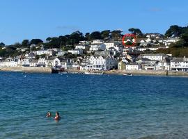 Fresh, bright house, fab views, 6 mins to the sea, onsite parking x 2, hotel in Saint Mawes