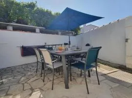 Jolie maison avec cour dans le centre du village