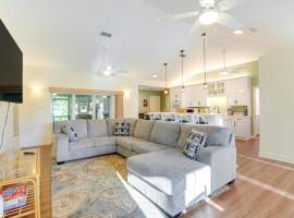 Fort Pierce Home with Screened-In Porch and Gas Grill!, holiday home in Fort Pierce