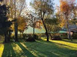 Au pied de la colline, bed and breakfast v destinaci Alembon