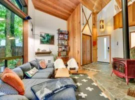 Rhododendron Creekside Cabin with Hot Tub and Fire Pit
