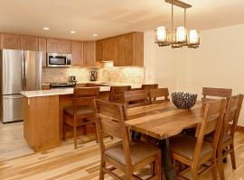 700 Monarch 205, Deluxe Condo with Private Deck & Mountain Views Located 1 Block to Ski Lift, hotel ad Aspen