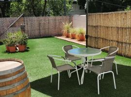 LA BARRICA ESTUDIO, Departamento funcional, comodo, acogedor y completamente equipado en el Centro de Mendoza Capital, con hermosa terraza para disfrutar, No pierdas esta oportunidad!, hotel en Mendoza