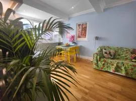 Self-contained flat, off street parking close to town and beach