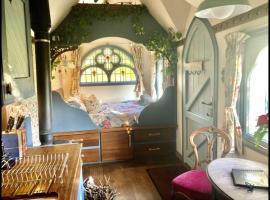 Magical Tabernacle in a Beautiful Setting with Hot Tub, lodge i Bude