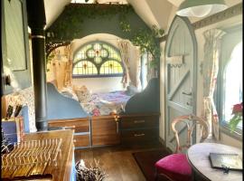 Magical Tabernacle in a Beautiful Setting with Hot Tub, hotel in Bude