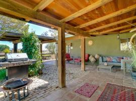 Pet-Friendly Las Cruces Home with Private Pool, hotel a Las Cruces