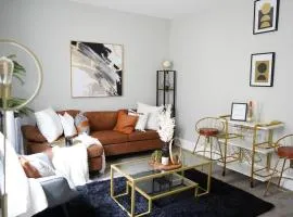 Stylish 1BR unit w/Free parking-Walk to Metro