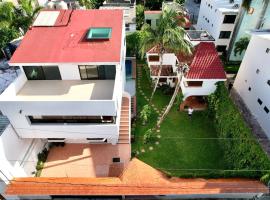 Beautiful Jungle House on a strategic location, rumah percutian di Cancún