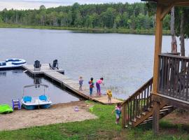 BowLakeHouse - Lakefront Cottage with Beach, Cottage in Bancroft