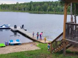 BowLakeHouse - Lakefront Cottage with Beach