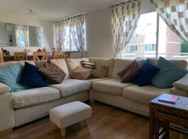 Spacious 2 Bed Elstree Borehamwood Hertfordshire, хотел в Елстрий