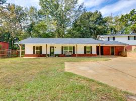 Rural Retreat with Covered Porch Near Jackson, Hotel mit Parkplatz in Jackson