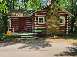 The Pines Cottages, hotell i Asheville