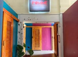 Pomme Hostel Restaurant & Bar - Private Sleeping Cabins, ξενοδοχείο σε Μπατταμπάνγκ