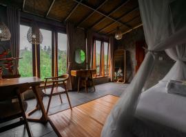 Padangan Lodge By Bali Cabin, hotel s parkiriščem v mestu Padangan